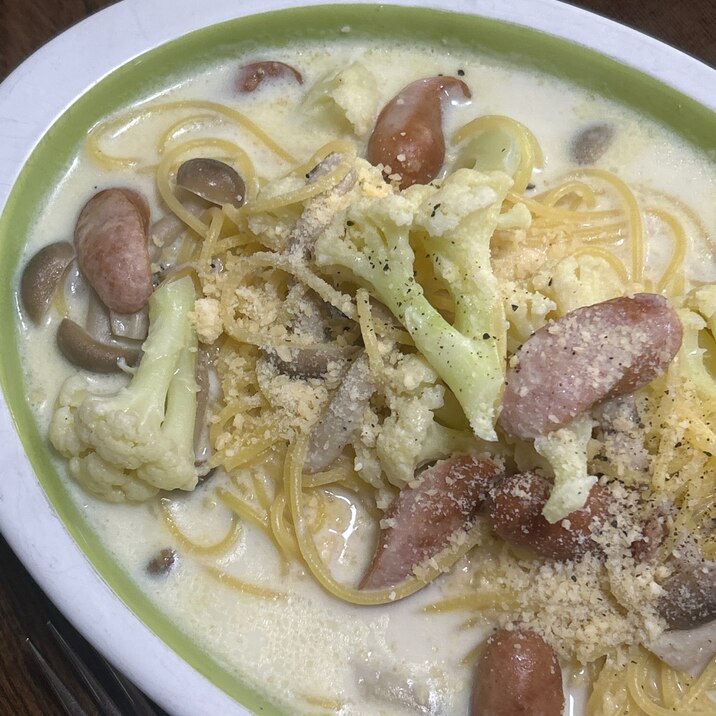 カリフラワーとウインナーとしめじの白いスープスパ